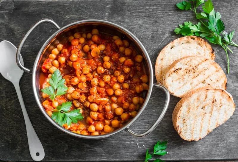 Kikærter i krydret tomatsauce