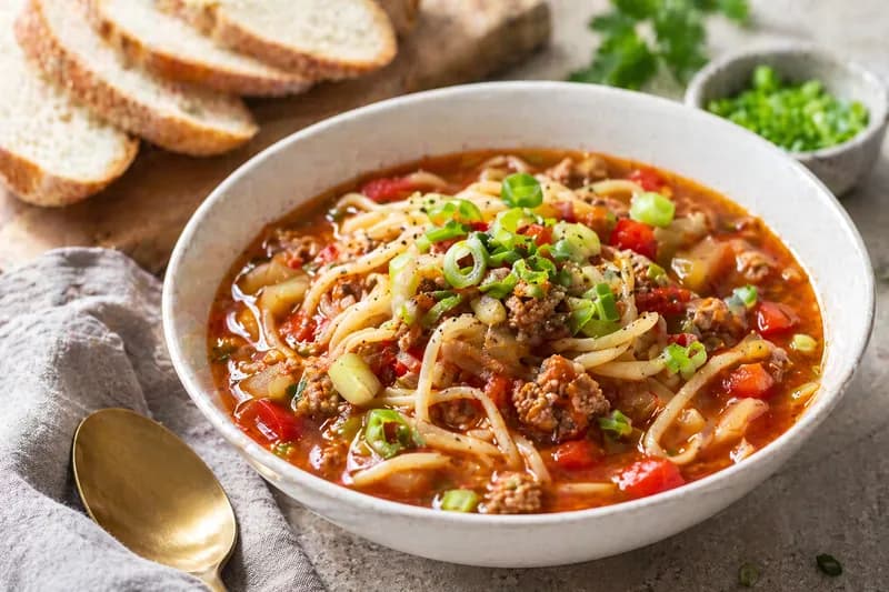 Nudelsuppe med grisekød og tomat